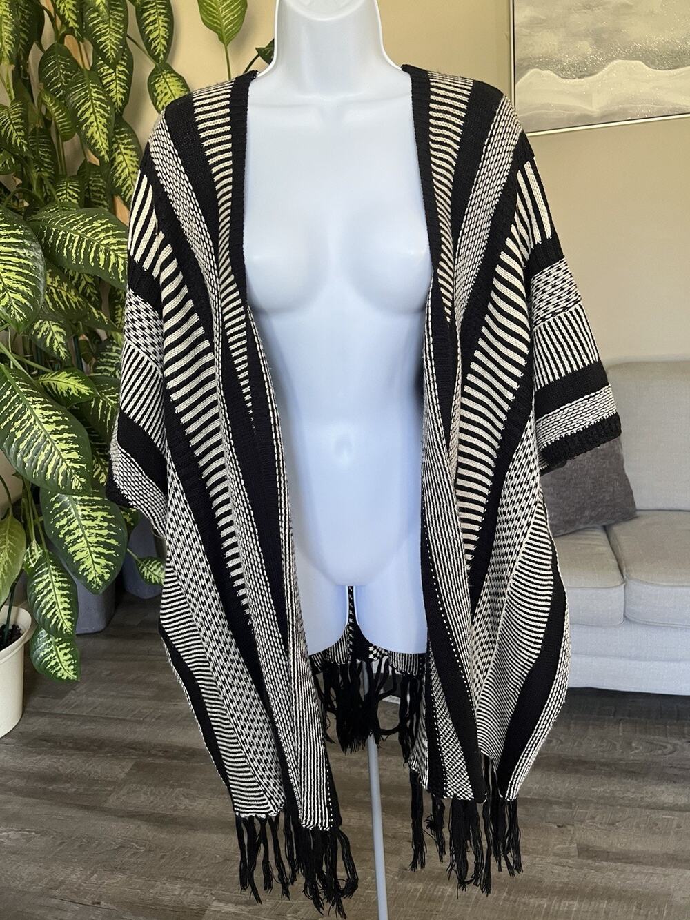 Free People geo zig zag fringe kimono Black/white Knitted Sweater #1019